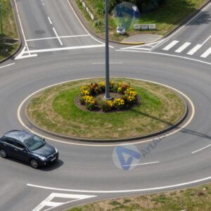 Машина на кольцевой развязке