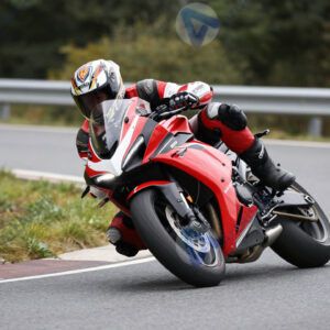 Спортивный мотоцикл на горной дороге