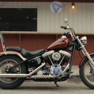 Классический чоппер припаркован у бара в стиле ретро.