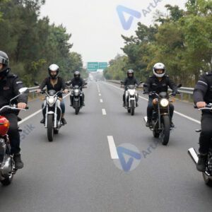 Группа байкеров едет колонной по шоссе.