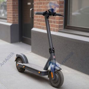 Электрический скутер припаркован у тротуара в городе.