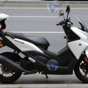 Мотоцикл припаркован на тротуаре