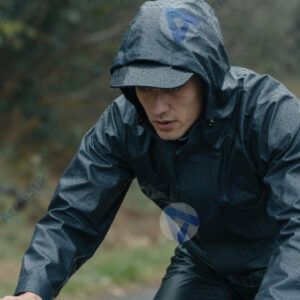 Байкер в дождевике едет под дождём