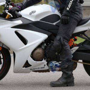 Мотоциклист стоит на подножке