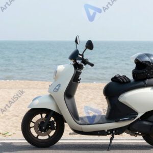 Мотоцикл припаркован на берегу моря