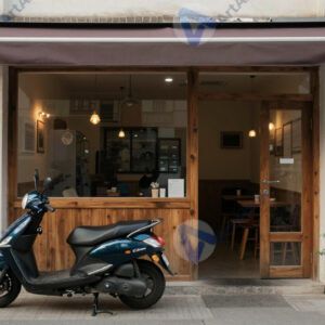 Скутер у входа в маленькое кафе на узкой улице.