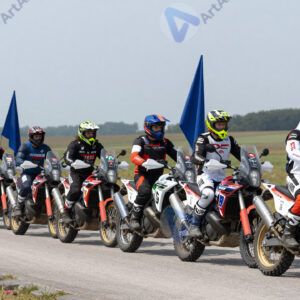 Байкеры с флагами выстраиваются перед началом мотопробега.