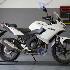 Мотоцикл в гараже на подставке