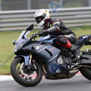 Мотоциклист в защитной экипировке на автодроме.