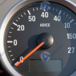 Спидометр мотоцикла крупным планом