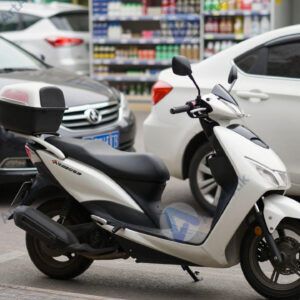 Мотоцикл на стоянке у супермаркета