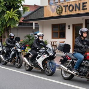 Группа мотоциклов выстроена перед кафе на шоссе.