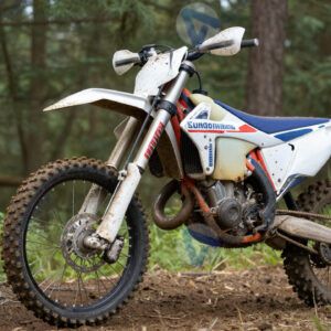 Эндуро‑мотоцикл с грязью на шинах после лесного маршрута.