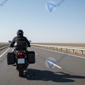 Мотоцикл с кофрами на дологой трассе