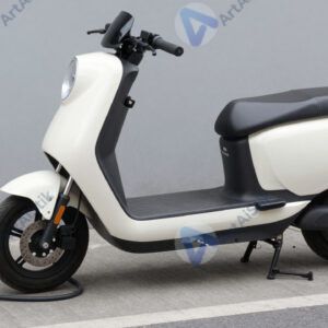 Городской электроскутер заряжается от розетки у тротуара.