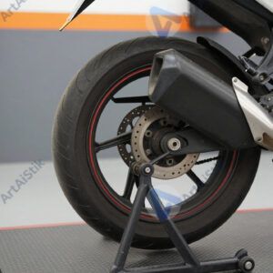 Мотоцикл в сервисе на подкате