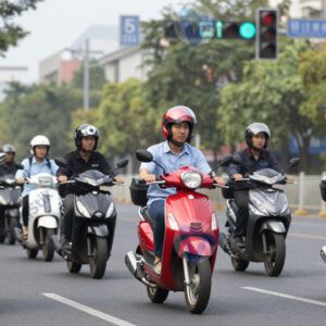 Группа мотоциклистов на светофоре