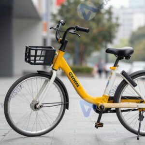 Городской прокатный велосипед в стойке с логотипом сервиса.