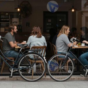 Два велосипеда припаркованы у кафе