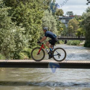 Велосипедист в шлеме пересекает мост через реку.