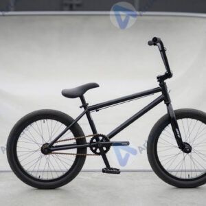 БМХ‑велосипед стоит у скейт‑парка