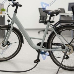 Электровелосипед на парковке возле офиса