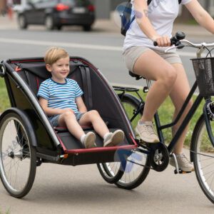 Велосипед с прицепом для ребёнка на городской велодорожке.