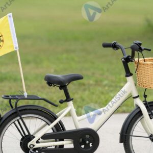 Велосипед с установленным детским флажком безопасности.