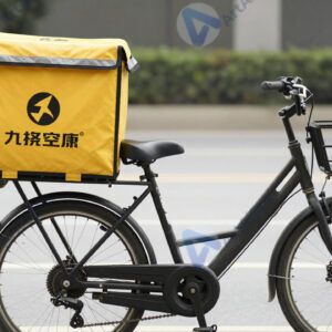 Велосипед‑курьер с большой коробкой для доставки еды за спиной.