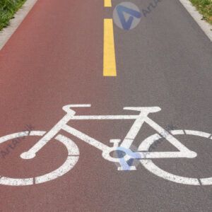 Велосипедная дорожка с яркой разметкой и пиктограммами велосипеда.