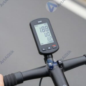 Велосипедный компьютер на руле показывает скорость и расстояние.