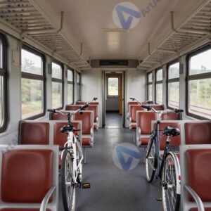 Велосипеды в поезде в специальном вагоне для перевозки.