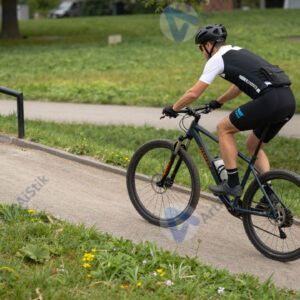 Велосипедист поднимается по пандусу в парке.