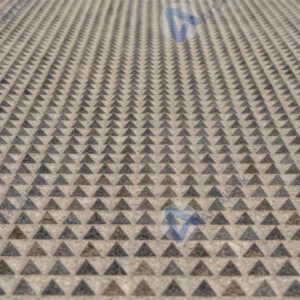 Массив мелких треугольников образует рельефную поверхность.