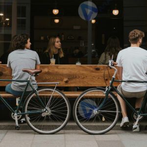 Два велосипеда стоят у скамейки