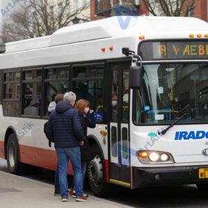 Городской автобус на остановке