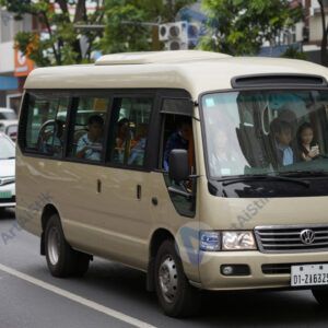 Маршрутка/микроавтобус с пассажирами в городском потоке.