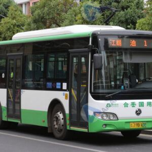 Электробус с зелёной маркировкой на остановке.