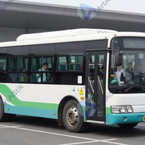 Маленький автобус‑шаттл перевозит людей от парковки к терминалу.