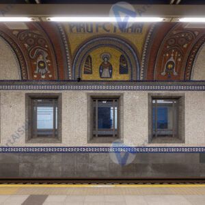 Метрополитеновская станция с мозаикой и архитектурным оформлением.