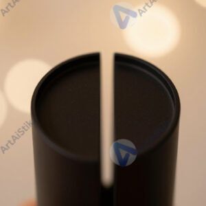 Мягкий тёплый боке‑фон за контуром предмета на переднем плане.