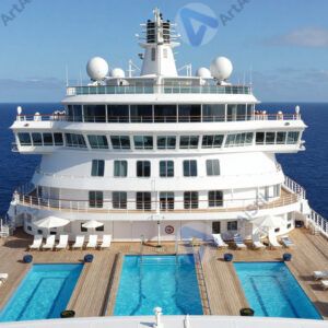 Круизный лайнер в открытом море