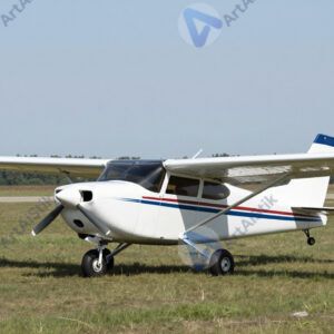 Малый пропеллерный самолёт на травяной полосе аэроклуба.