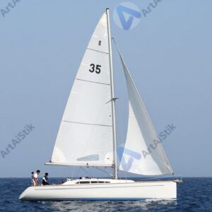 Парусная яхта в море