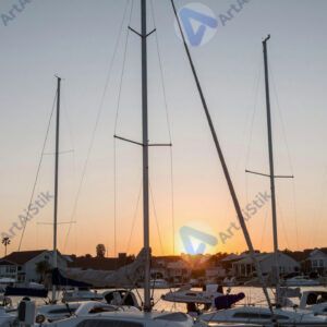 Парусники в марине