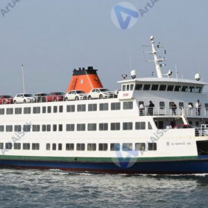 Паром перевозит автомобили и людей через пролив.