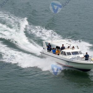 Катер с людьми на высокой скорости оставляет белый след на воде.