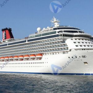 Большой круизный лайнер возле причала в городе.