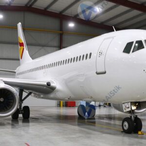 Самолёт в ангаре на техническом обслуживании.