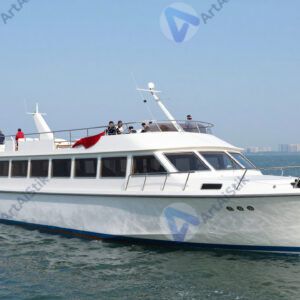 Небольшой прогулочный катер у причала с людьми на борту.